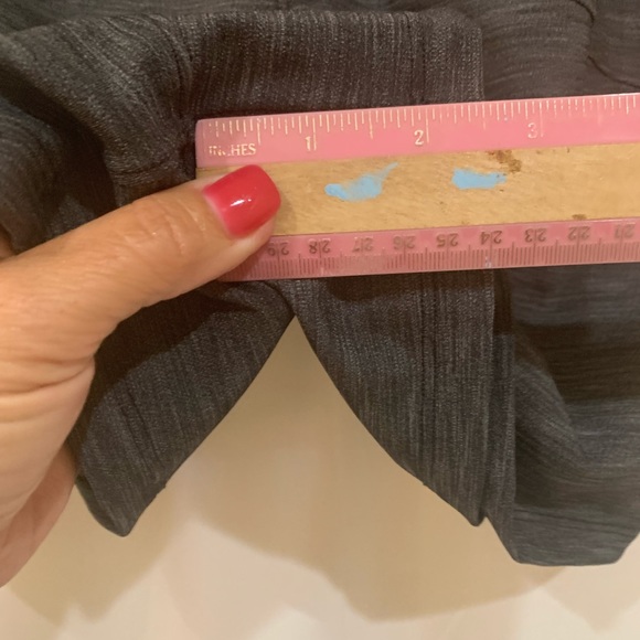 Lululemon size 6 draw string shorts - Picture 4 of 7